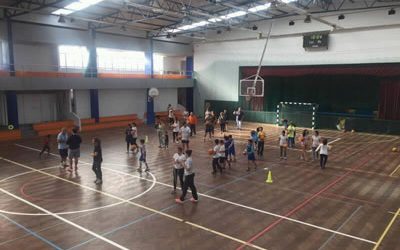 Minibasquete junta pais e filhos