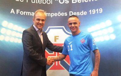 Dura continua de Cruz de Cristo ao peito