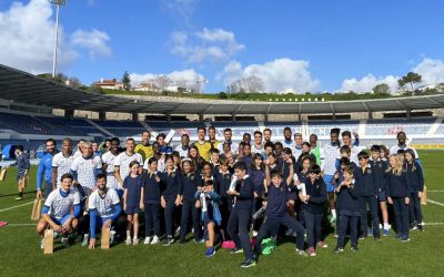 Plantel e alunos da British School of Lisbon em convívio de Natal