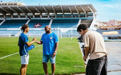Evandro entrega a Evandro o prémio de Jogador do mês de Setembro da Liga 3