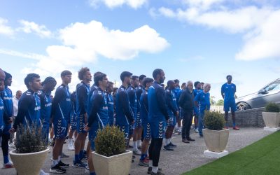 Minuto de silêncio: futebolistas do Belenenses prestam homenagem a Vicente